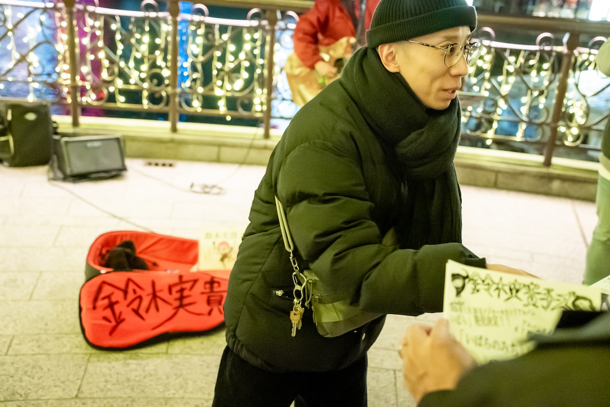 ビラ配りをするズ（Dr）。