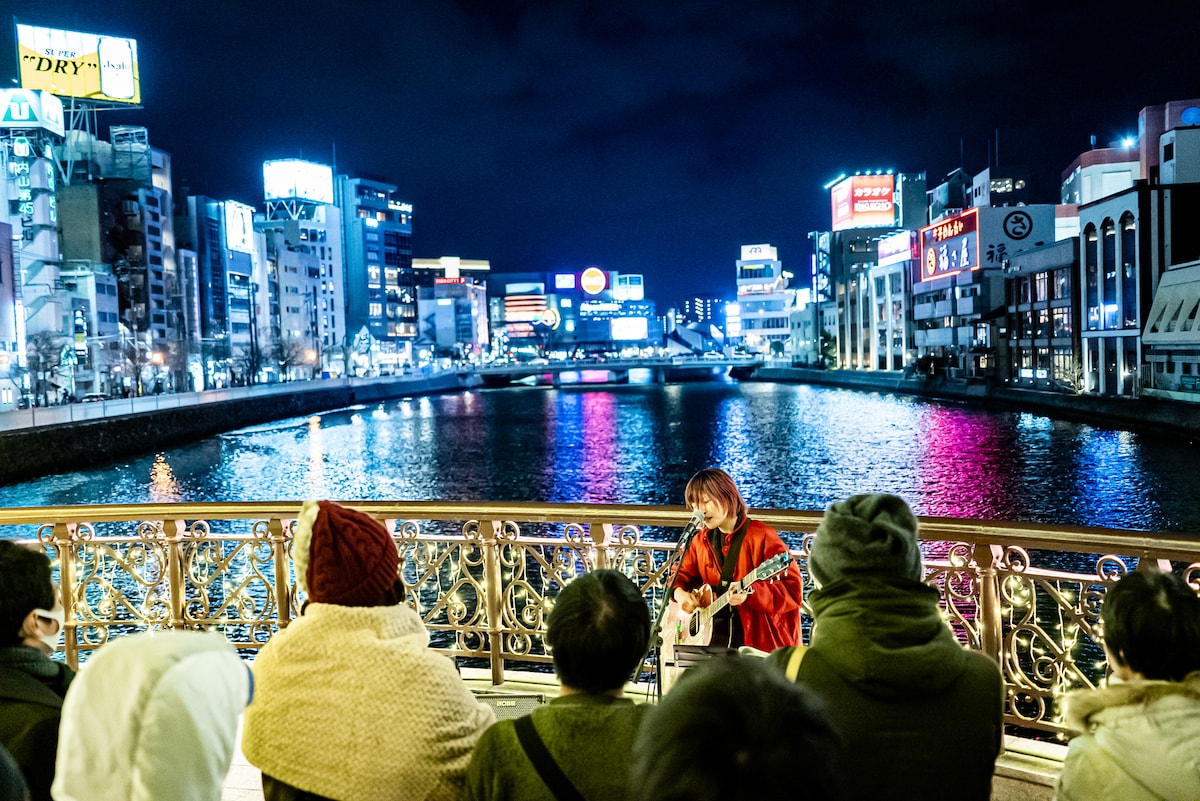 鈴木実貴子ズ「いばらのみち」福岡路上ライブの様子。