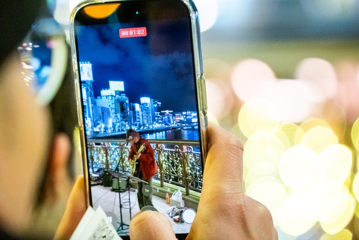 ズ（Dr）は撮影とビラ配りを担当。