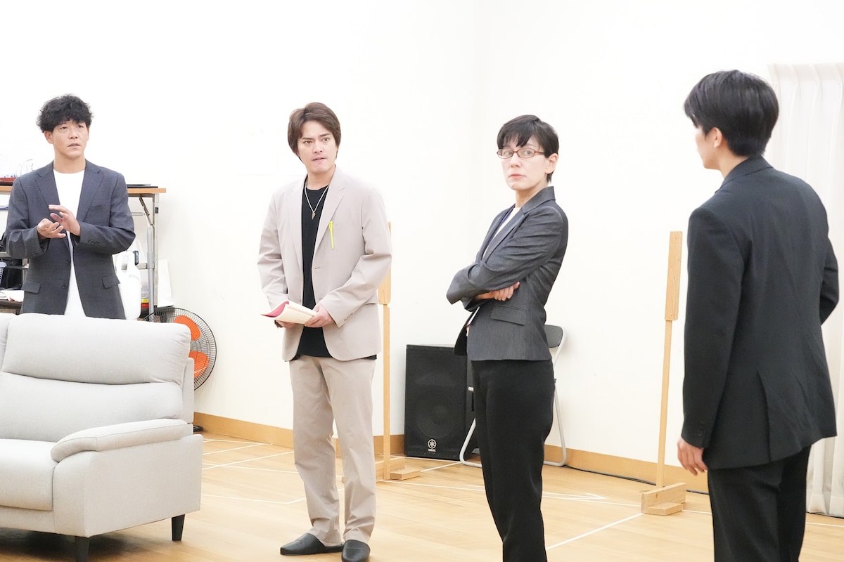 「スイートホーム ビターホーム」稽古より、左から権藤正則役の駿河太郎、努力良介役の中山優馬、田辺舞子役の瀬戸カトリーヌ、丸元翔太役の井上拓哉。