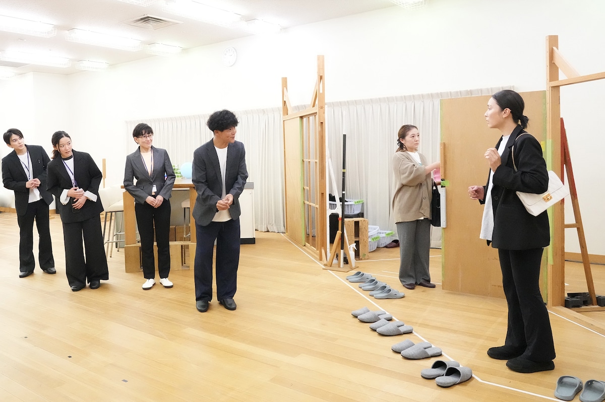 「スイートホーム ビターホーム」稽古より、左から丸元翔太役の井上拓哉、弓川夏葉役の藤野涼子、田辺舞子役の瀬戸カトリーヌ、権藤正則役の駿河太郎、辰巳万理役の小林美江、佐久間亜紀子役の秋元才加。