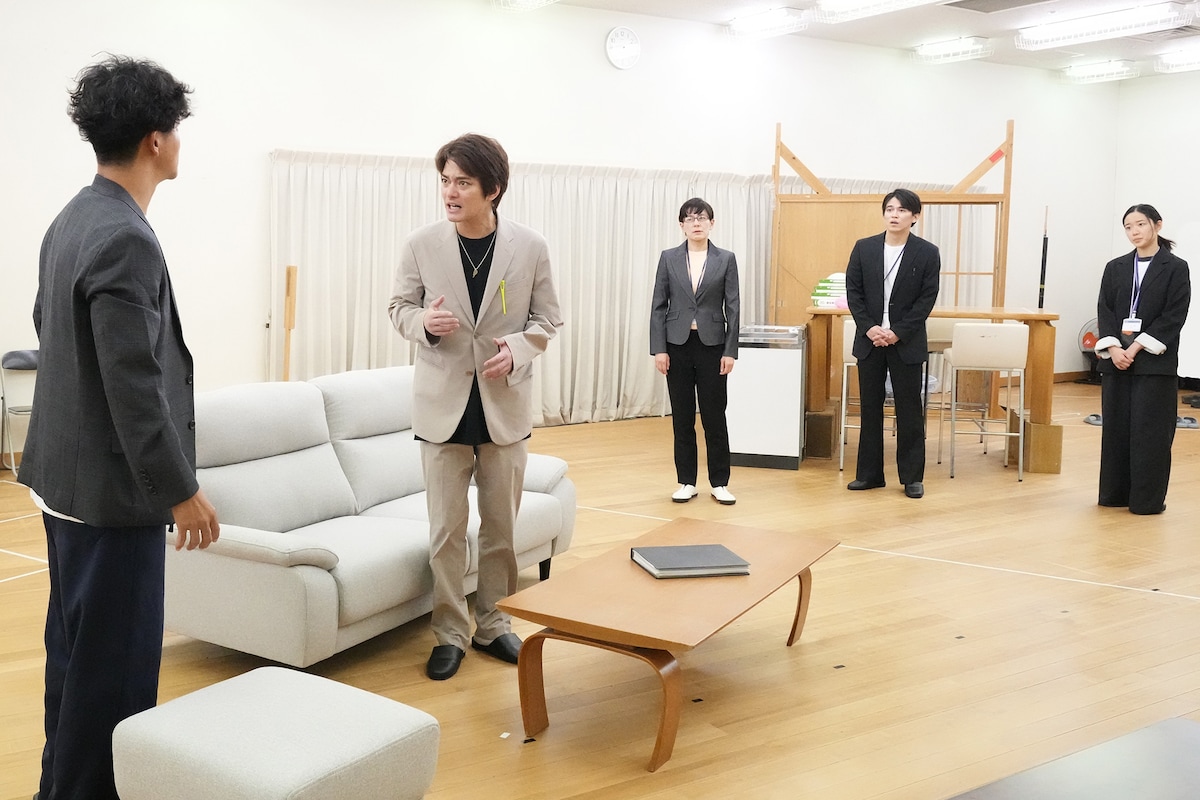 「スイートホーム ビターホーム」稽古より、左から権藤正則役の駿河太郎、努力良介役の中山優馬、田辺舞子役の瀬戸カトリーヌ、丸元翔太役の井上拓哉、弓川夏葉役の藤野涼子。