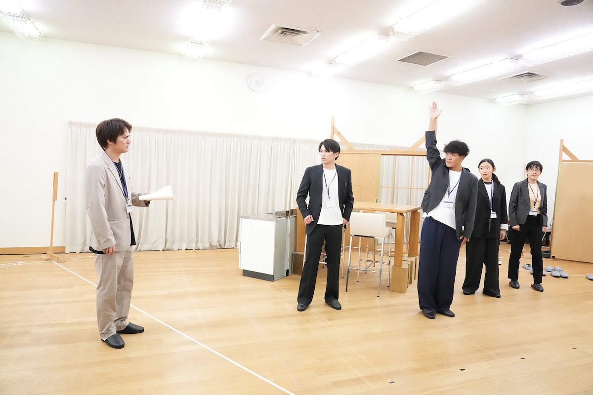 「スイートホーム ビターホーム」稽古より、左から努力良介役の中山優馬、丸元翔太役の井上拓哉、権藤正則役の駿河太郎、弓川夏葉役の藤野涼子、田辺舞子役の瀬戸カトリーヌ。