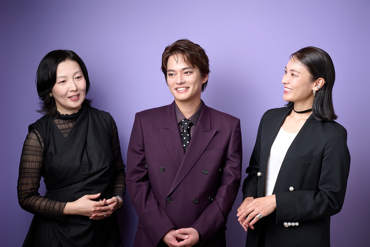 左から藤井清美、中山優馬、秋元才加。