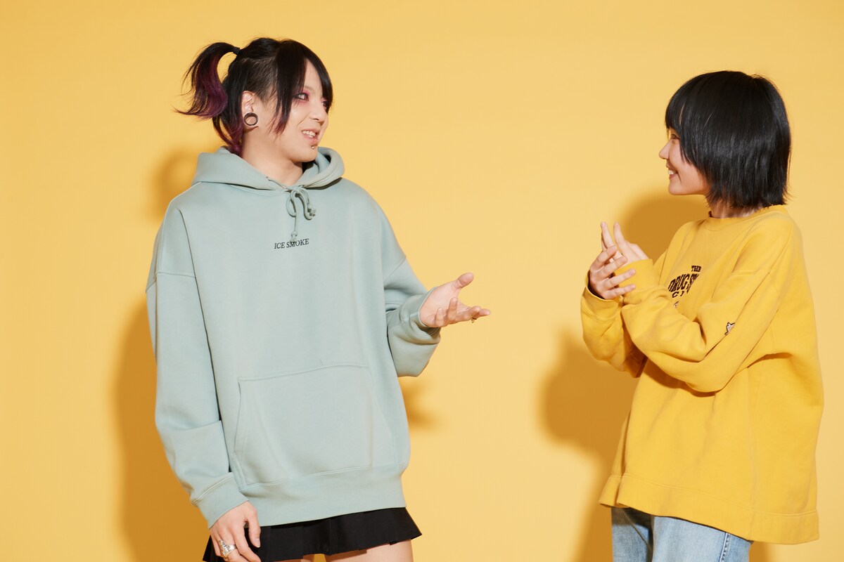 左から小柳（夕闇に誘いし漆黒の天使達）、もっさ（ネクライトーキー）。