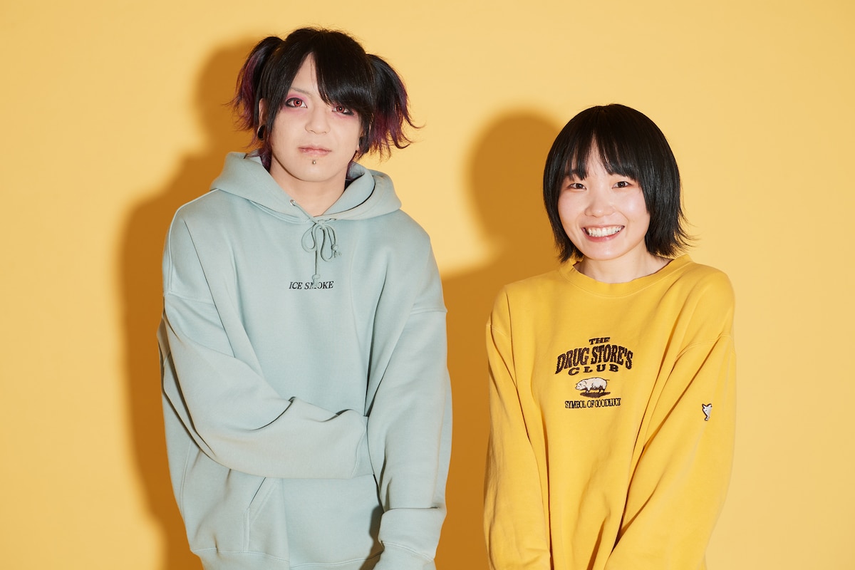 左から小柳（夕闇に誘いし漆黒の天使達）、もっさ（ネクライトーキー）。