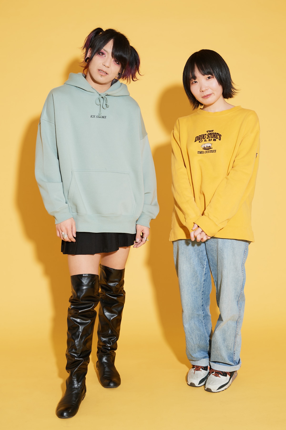 左から小柳（夕闇に誘いし漆黒の天使達）、もっさ（ネクライトーキー）。