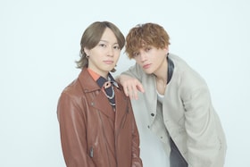 syudou×八木勇征（FANTASTICS）「ラテマジック」インタビュー｜異なる道の先で出会った2人が紡ぐ、日常に寄り添う応援歌