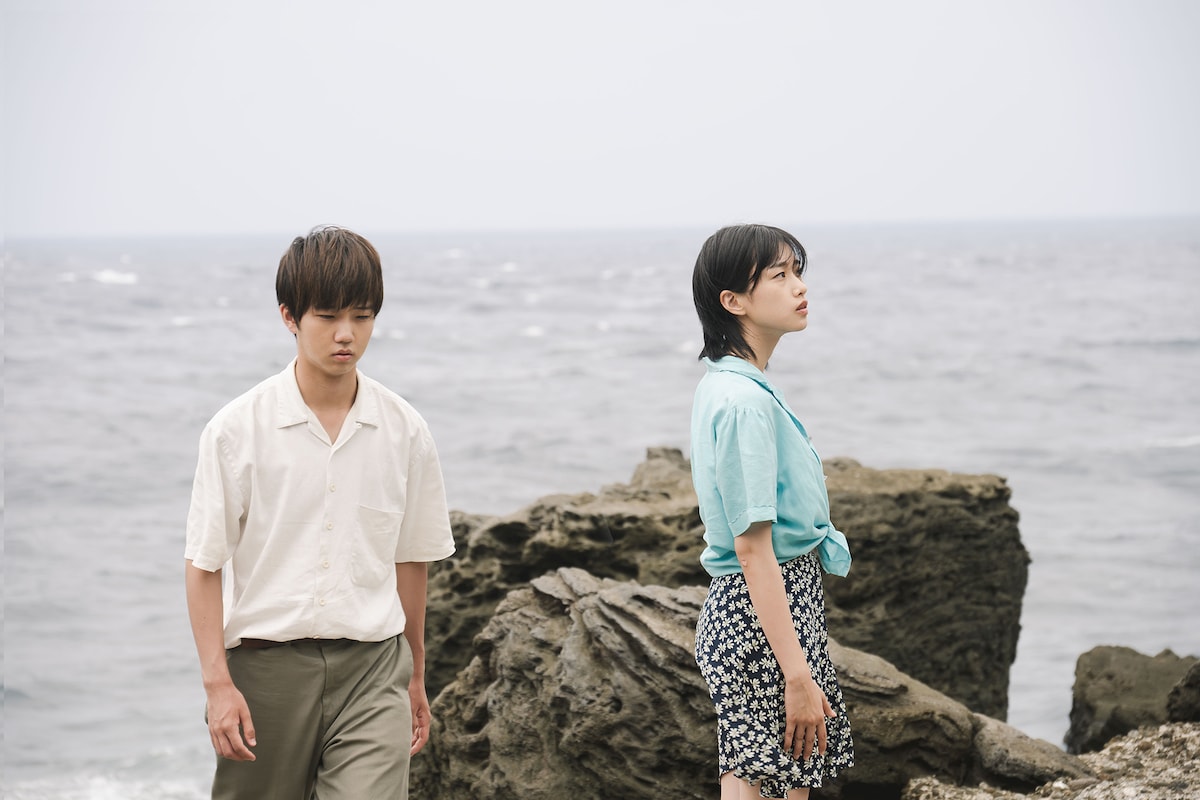 「旅と日々」場面写真。河合優実演じる渚（右）と髙田万作扮する夏男（左）