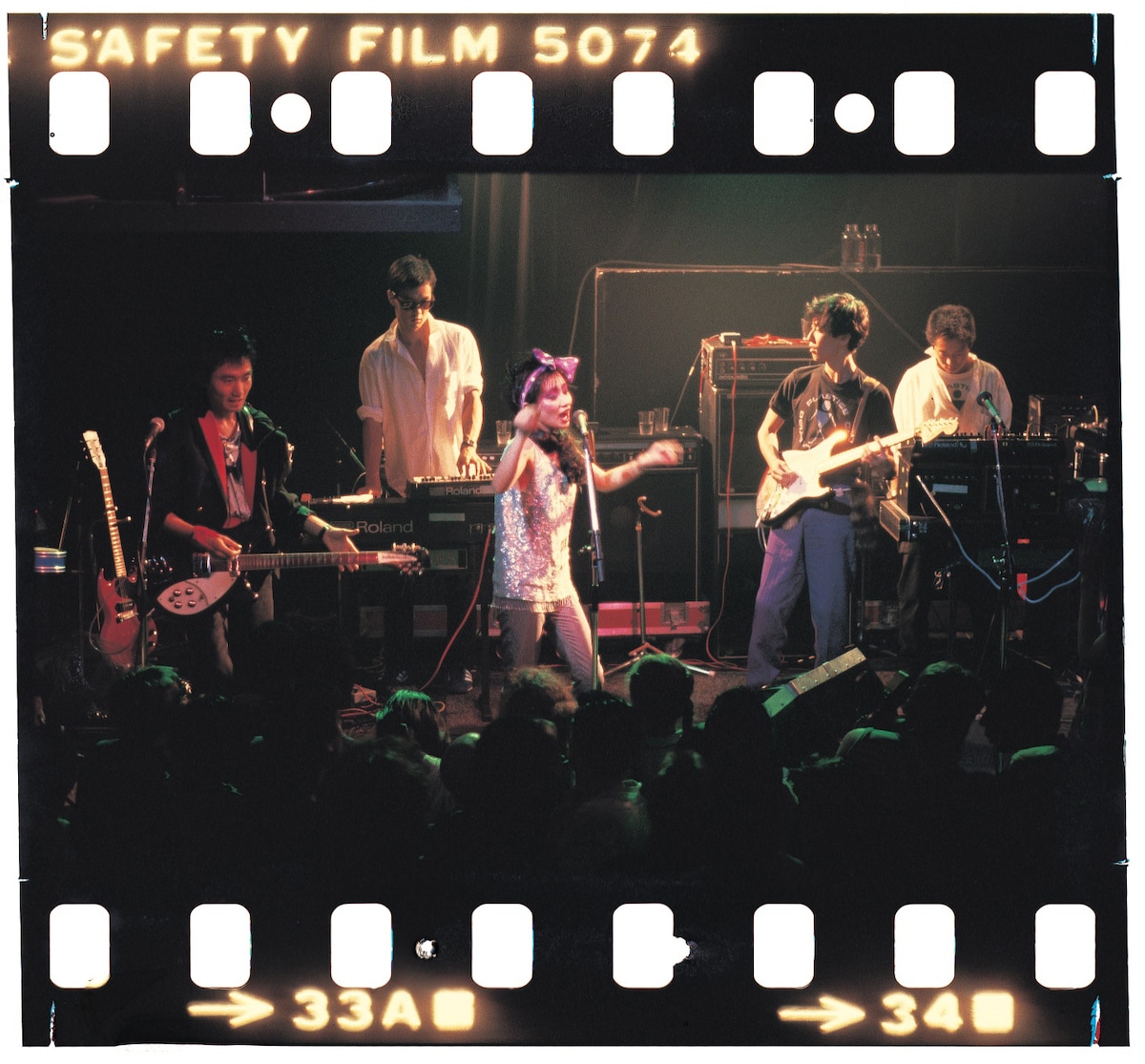 1980年に撮影されたプラスチックスのライブ写真。右から2人目が立花ハジメ。（Photo by Kaoru IZIMA 1980）