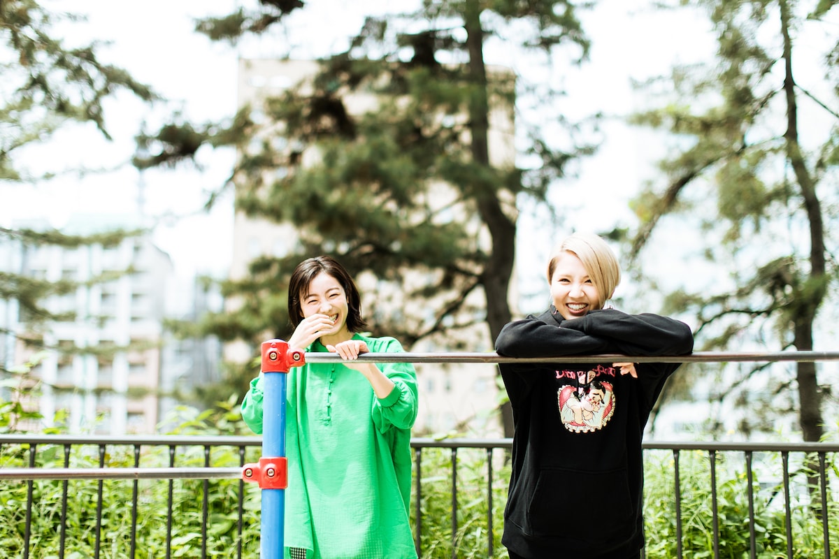 左から高田夏帆、阿部真央。