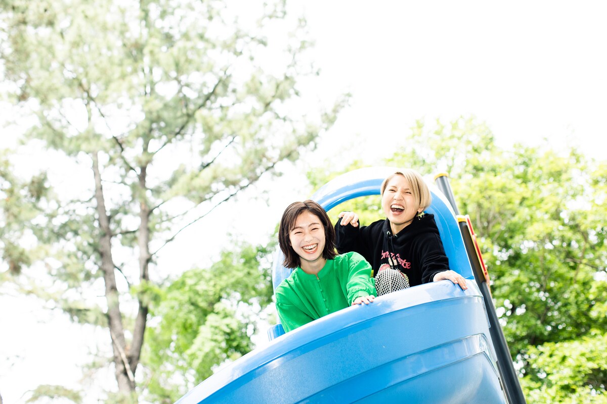 左から高田夏帆、阿部真央。