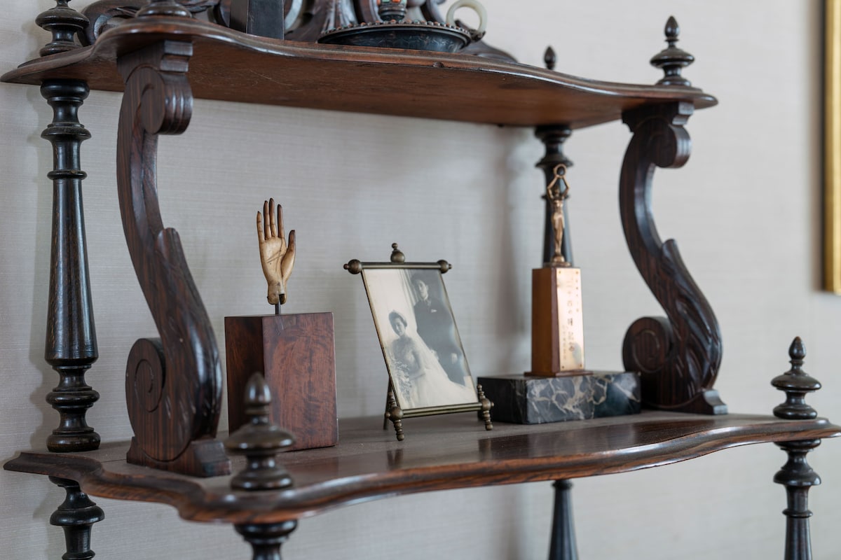 棚には高峰秀子と松山善三の写真も飾られている。