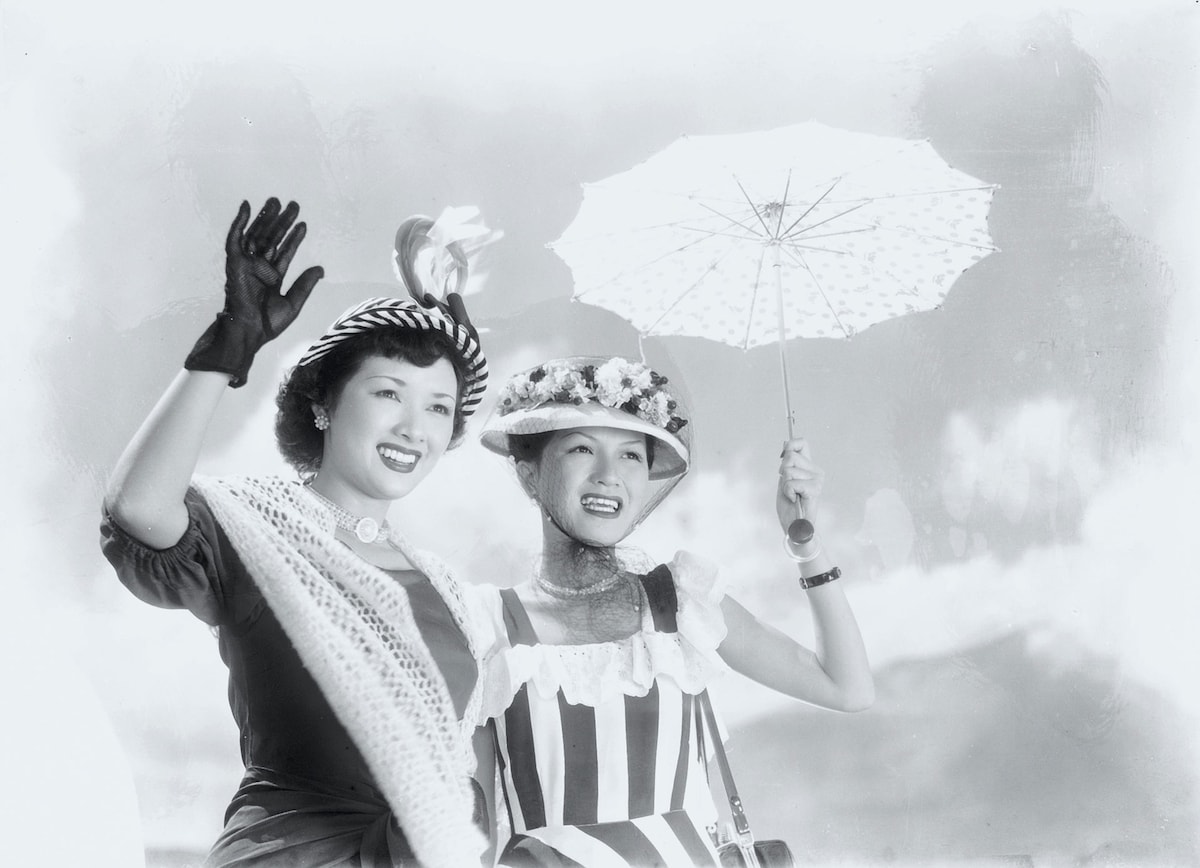 「カルメン故郷に帰る」場面写真より、高峰秀子（左）。（1951年）監督 / 木下惠介 写真提供 / 松竹