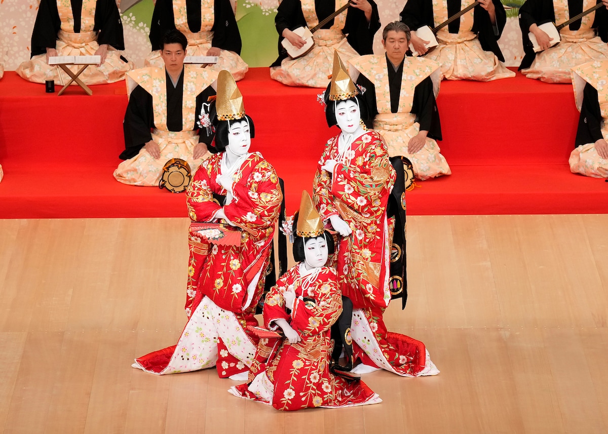 「京鹿子娘道成寺 三人花子にて相勤め申し候」（2025年5月歌舞伎座）より。左から白拍子花子を演じる八代目尾上菊五郎、尾上菊之助、坂東玉三郎。©︎松竹