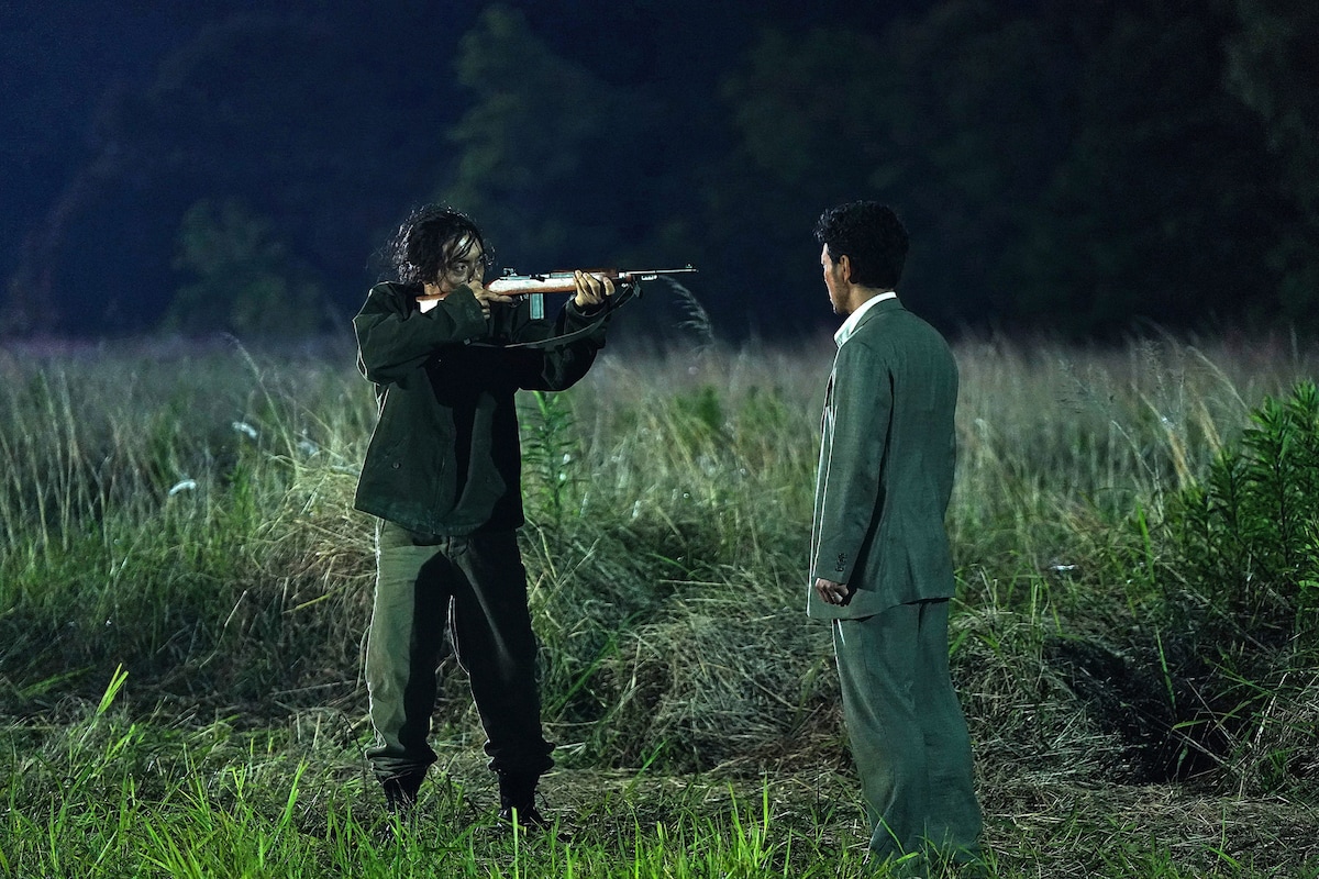 平和をあきらめないグスク(右)に対し、レイ(窪田正孝 / 左)は「武器を持て」と挑発する