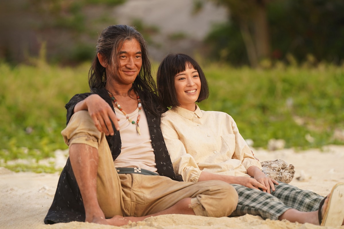 コザの英雄・オン(永山瑛太 / 左)と恋人・ヤマコ(広瀬すず / 右)。ヤマコは教師になり、失踪したオンの帰りを待ちながら、祖国復帰運動に参加していく