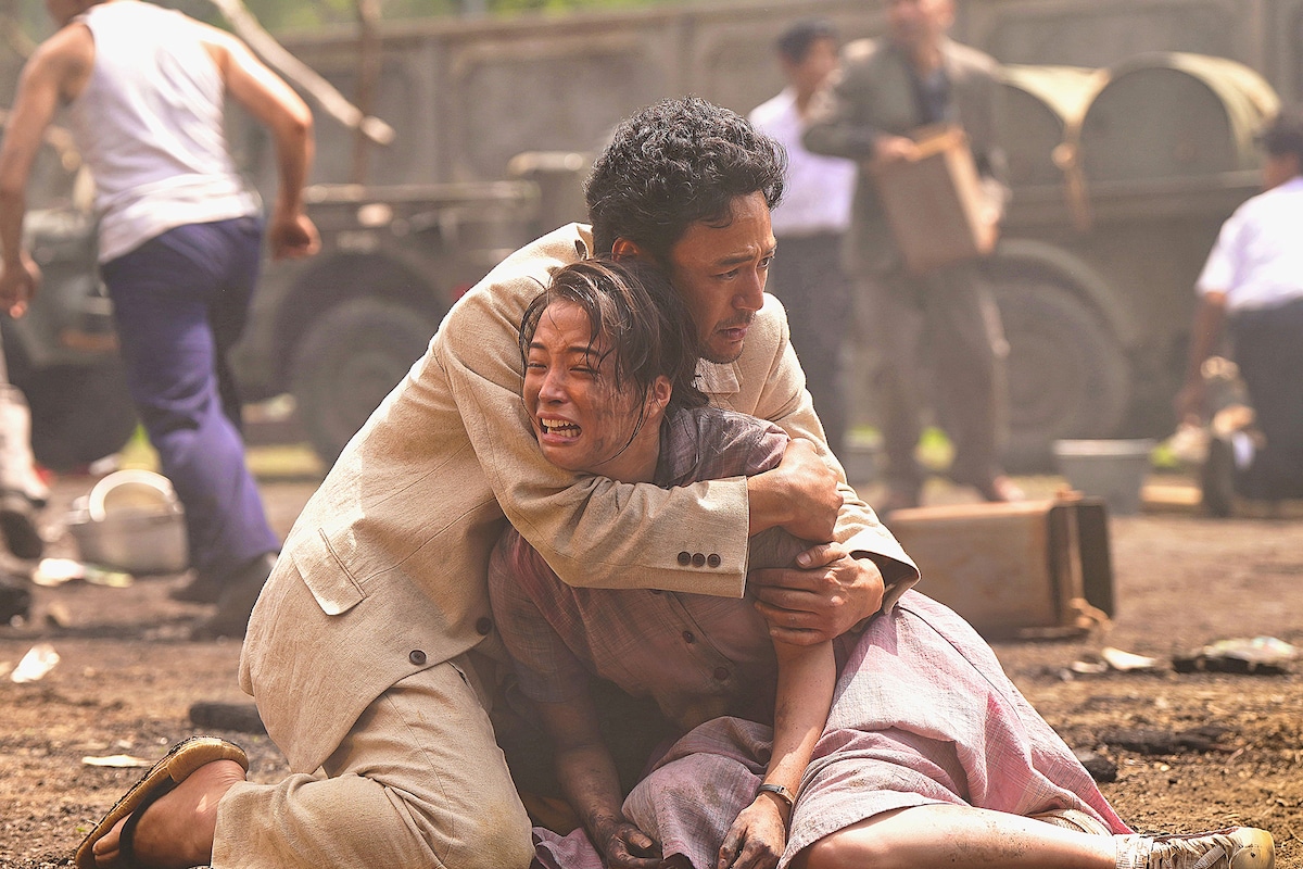 ヤマコ(広瀬すず / 右)が勤める小学校に米軍機が墜落。日常が一瞬で崩れ、戦後沖縄の厳しい現実が突き付けられる