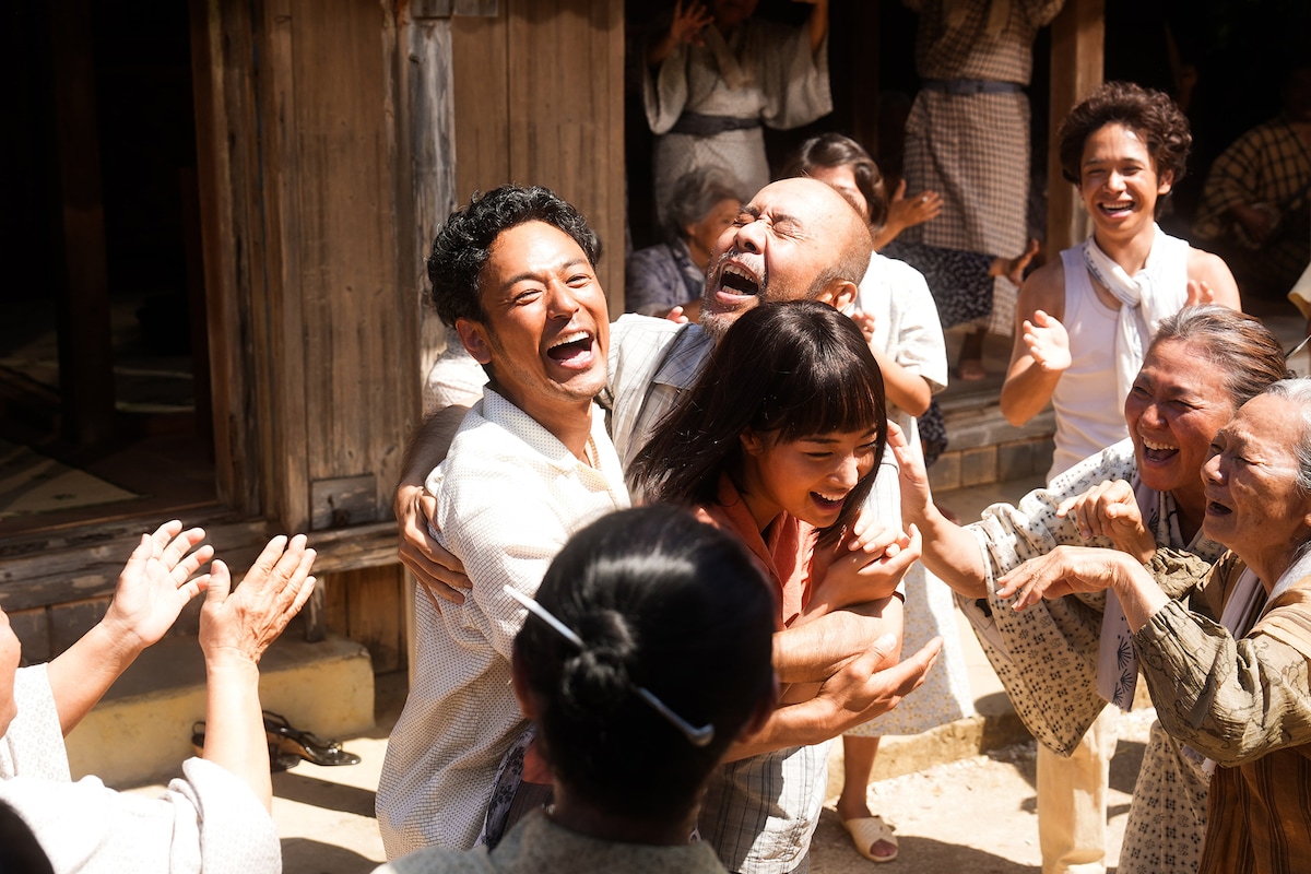 宴が大好きな沖縄の人々。「宝島」の劇中にも、カチャーシー(沖縄民謡に合わせた踊り)で盛り上がるシーンがたびたび登場する