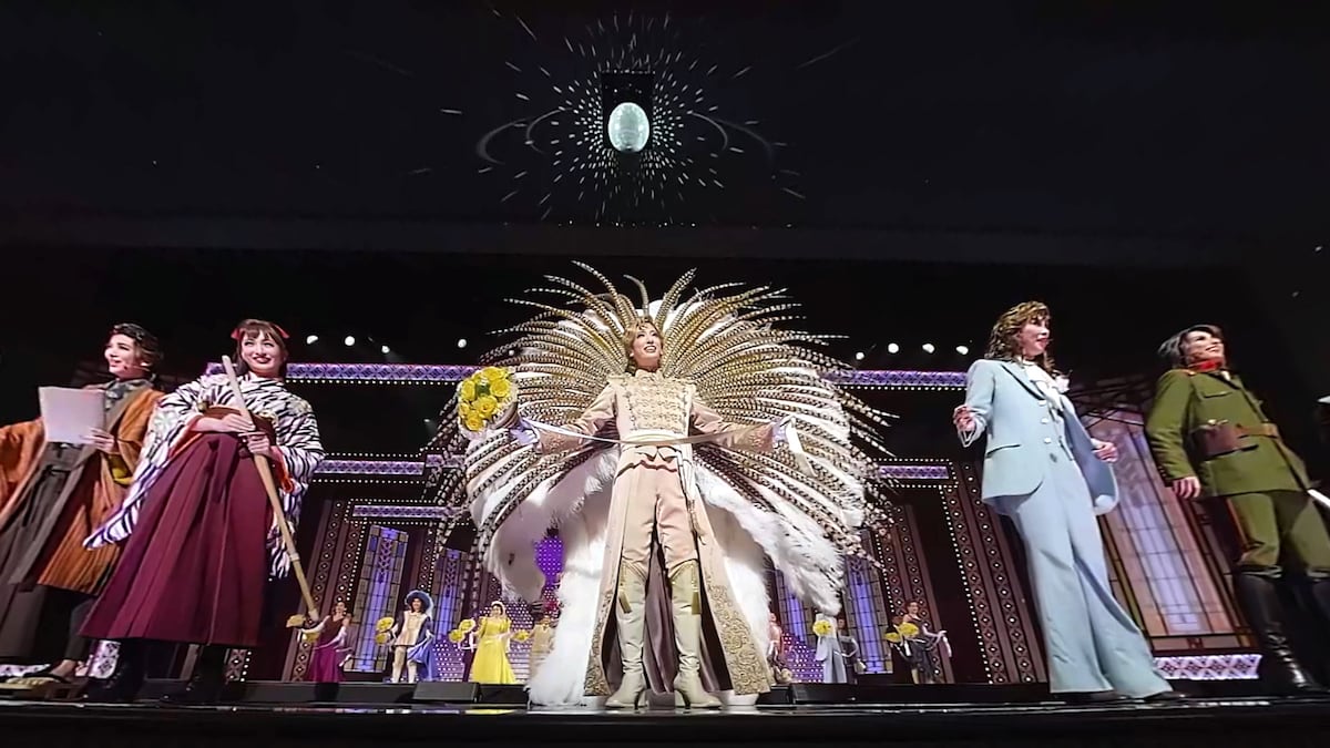 「ミュージカル浪漫『はいからさんが通る』」（2幕）のVRキャプチャ。©宝塚歌劇団 ©宝塚クリエイティブアーツ