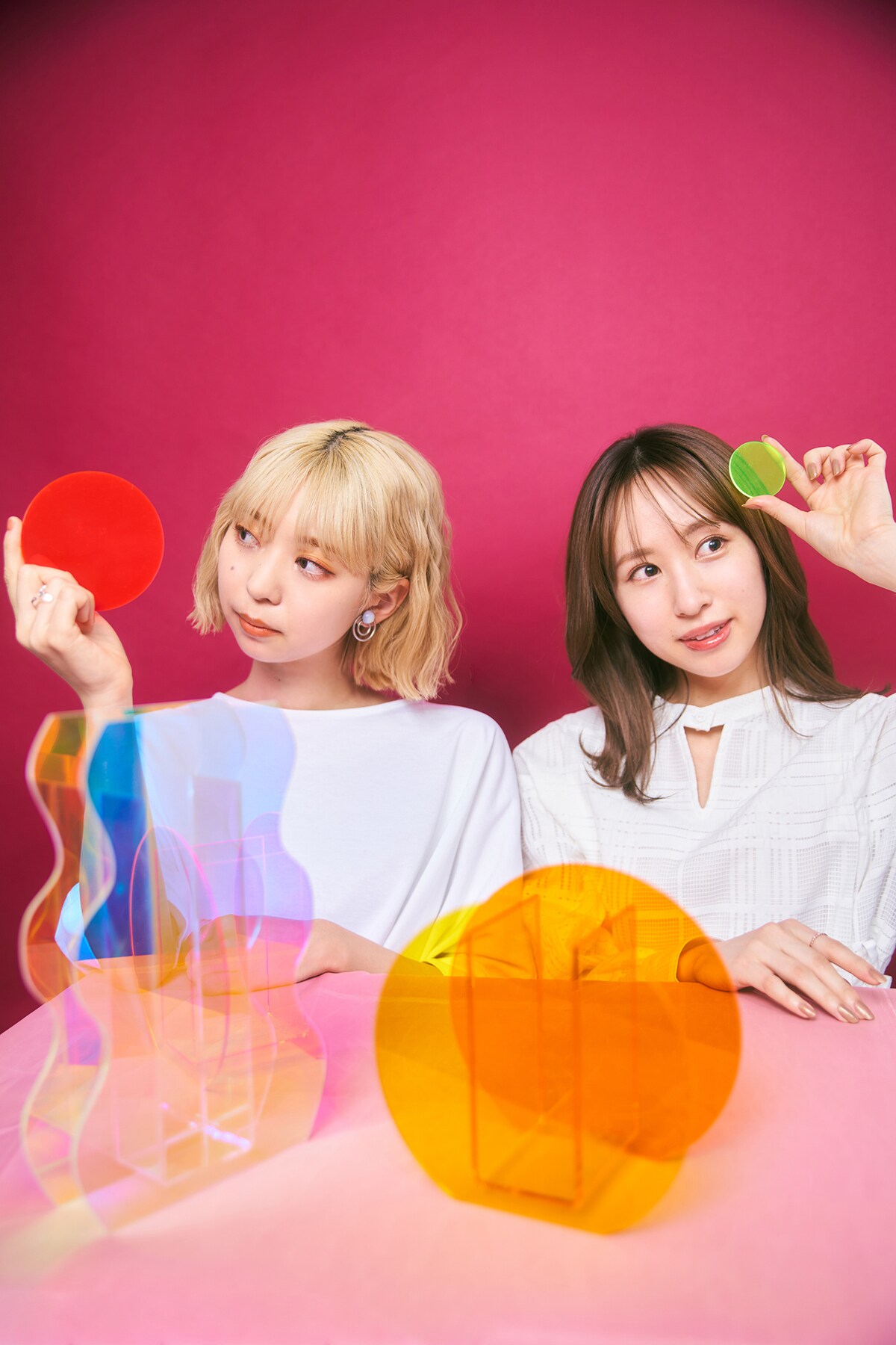 左から竹内アンナ、佐藤まりあ。