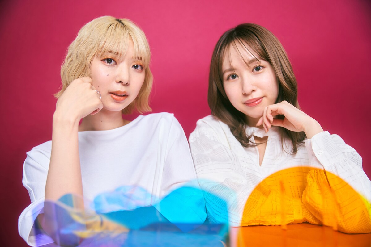 左から竹内アンナ、佐藤まりあ。