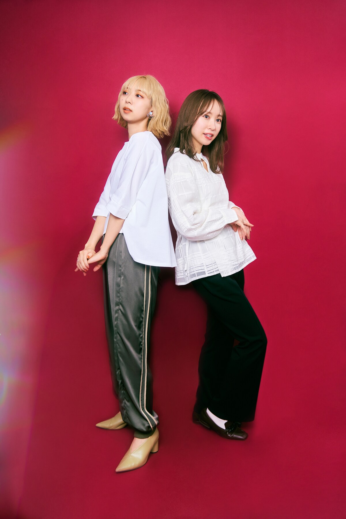 左から竹内アンナ、佐藤まりあ。