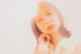 デビュー5周年イヤーの竹内アンナが「at FIVE」で示した自己肯定感、アコギの可能性