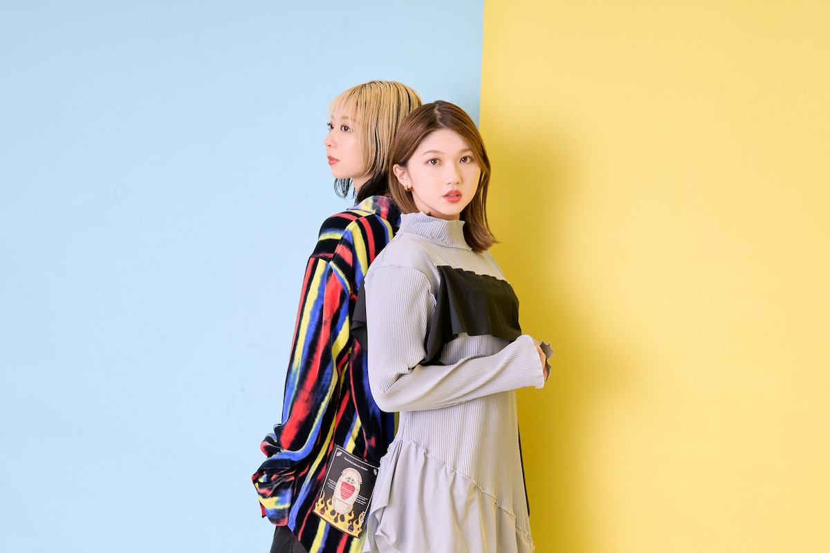 左から竹内アンナ、竹内朱莉。