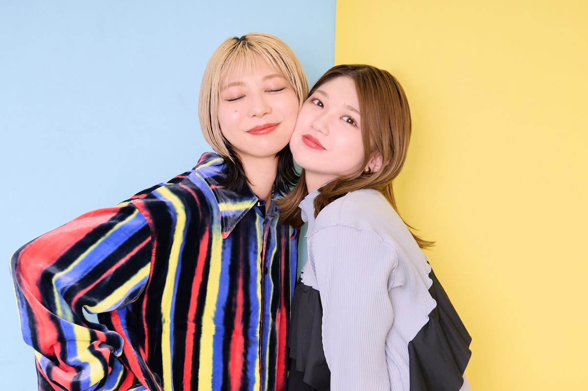 左から竹内アンナ、竹内朱莉。