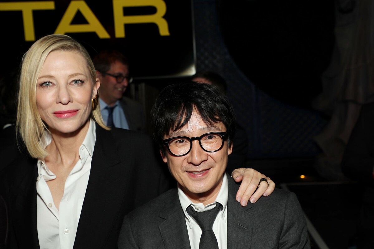 ニューヨーク映画批評家協会賞授賞式にて、左からケイト・ブランシェット、キー・ホイ・クァン。（写真提供：Marion Curtis / StarPix for NYFCCA / Startraksphoto / Cover Images / Newscom / ゼータ イメージ）