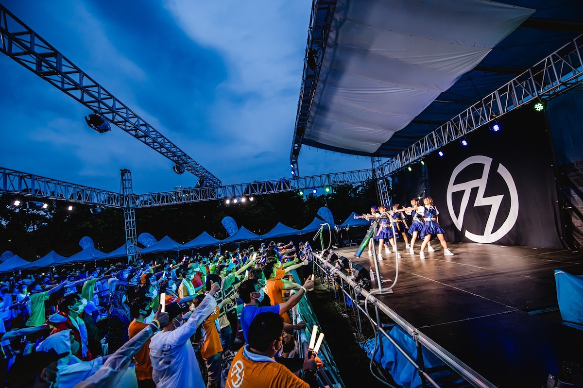 「手羽先センセーション 5thワンマンライブ『ひと夏のエンドロール』」の様子。