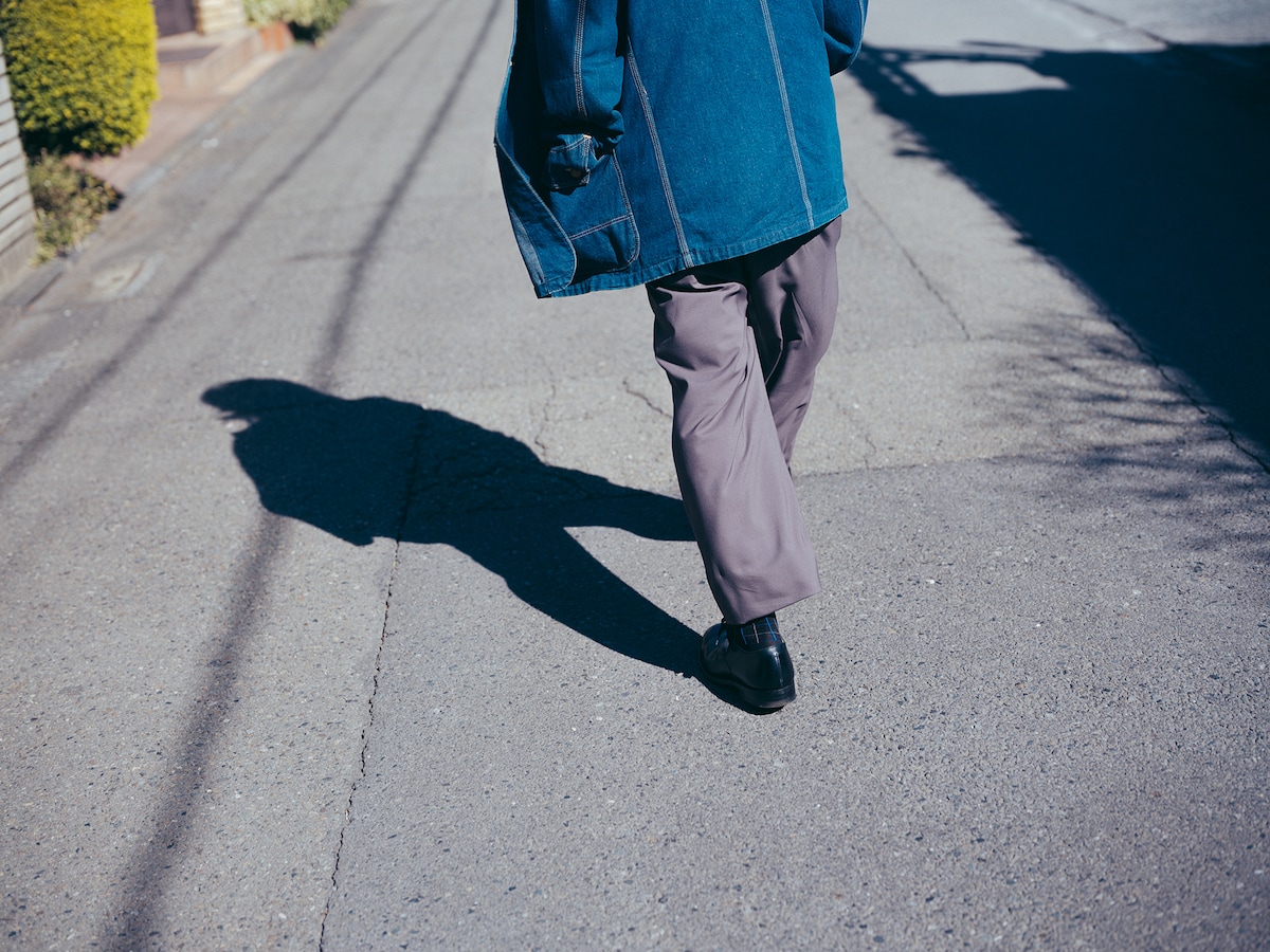 国立周辺を歩く尾崎世界観。