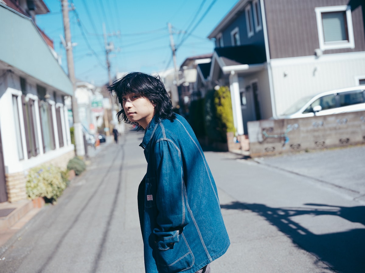 国立周辺を歩く尾崎世界観。