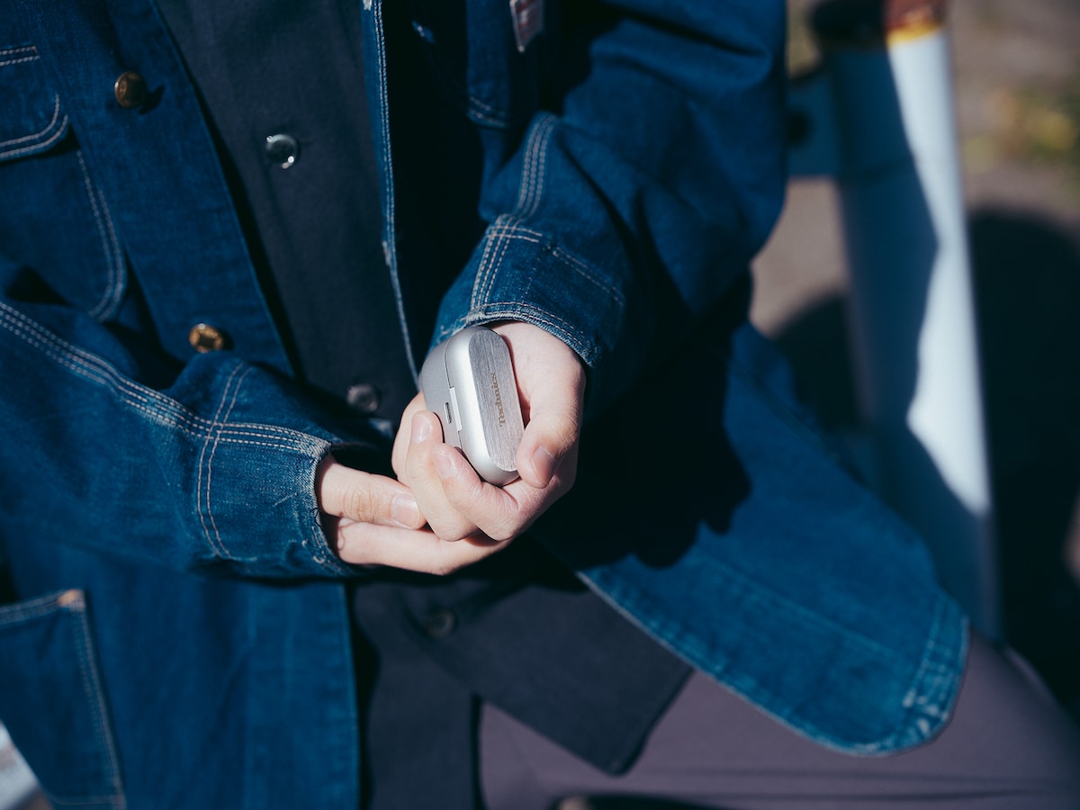 Technics「EAH-AZ80」を持つ尾崎世界観。