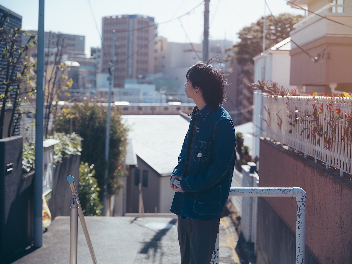 国立の風景を眺める尾崎世界観。