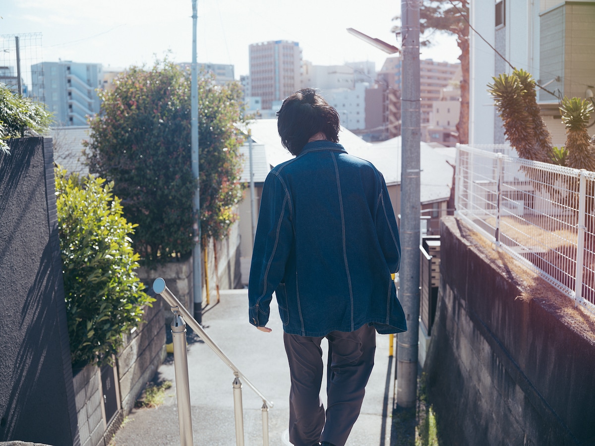 国立周辺を歩く尾崎世界観。