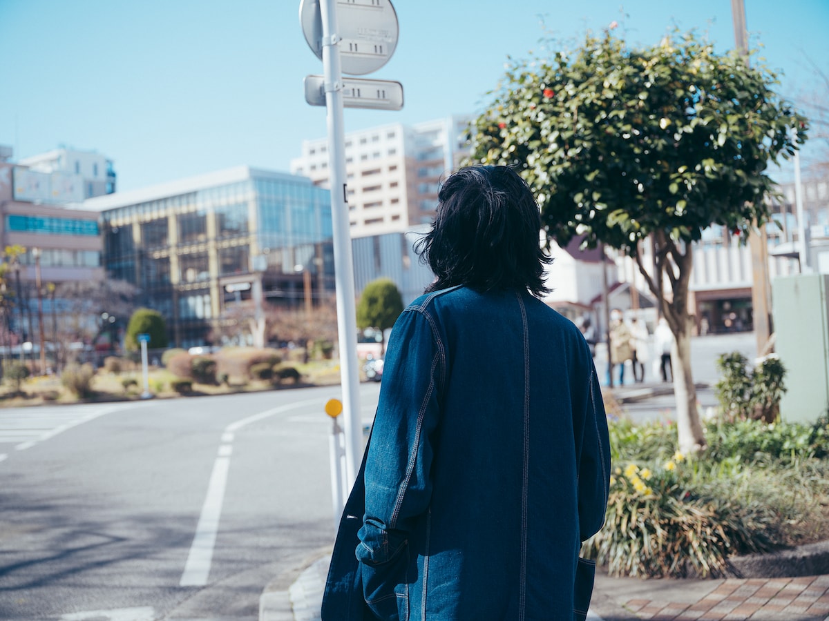 国立周辺を歩く尾崎世界観。