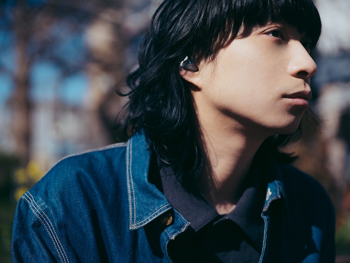 Technics「EAH-AZ80」を装着した尾崎世界観。