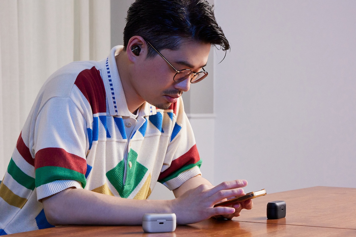 「EAH-AZ80」で音楽を楽しむハマ。