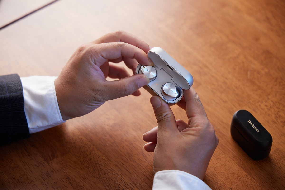 「EAH-AZ80」を手に取るヒャダイン。