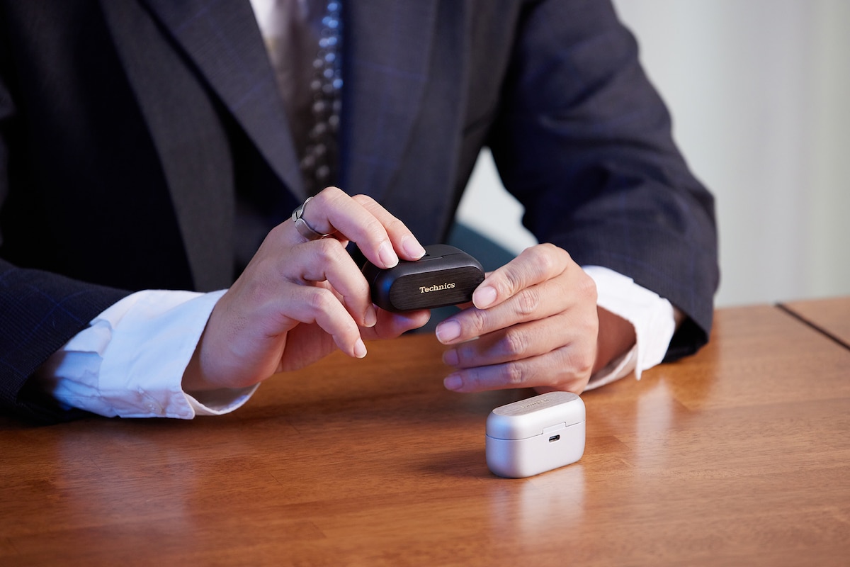 「EAH-AZ80」を手に取るヒャダイン。