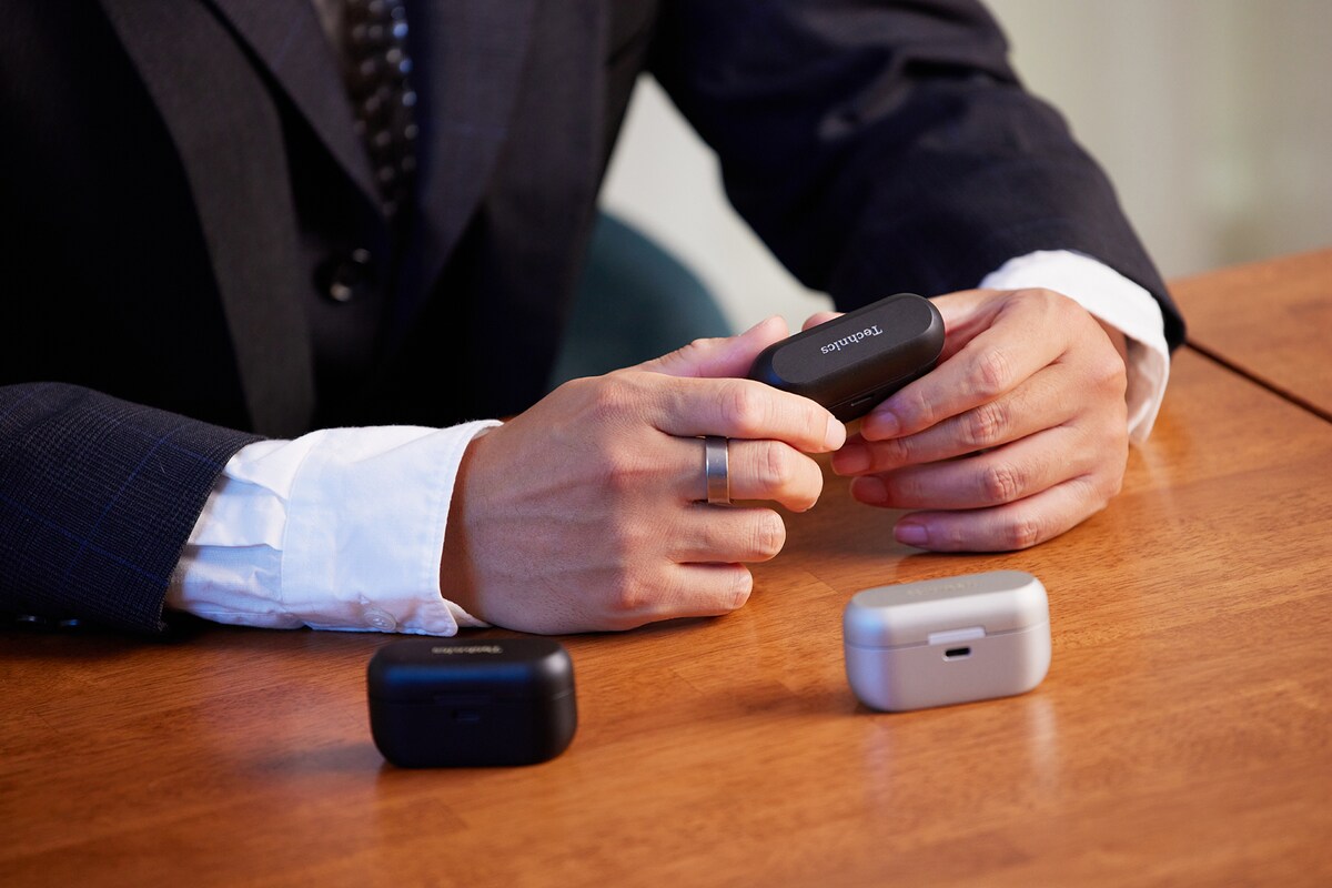 「EAH-AZ60M2」を手に取るヒャダイン。