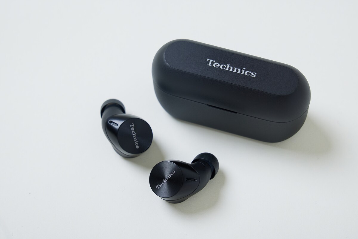 Technics「EAH-AZ60M2」。カラーはシルバー、ブラックの2色展開。