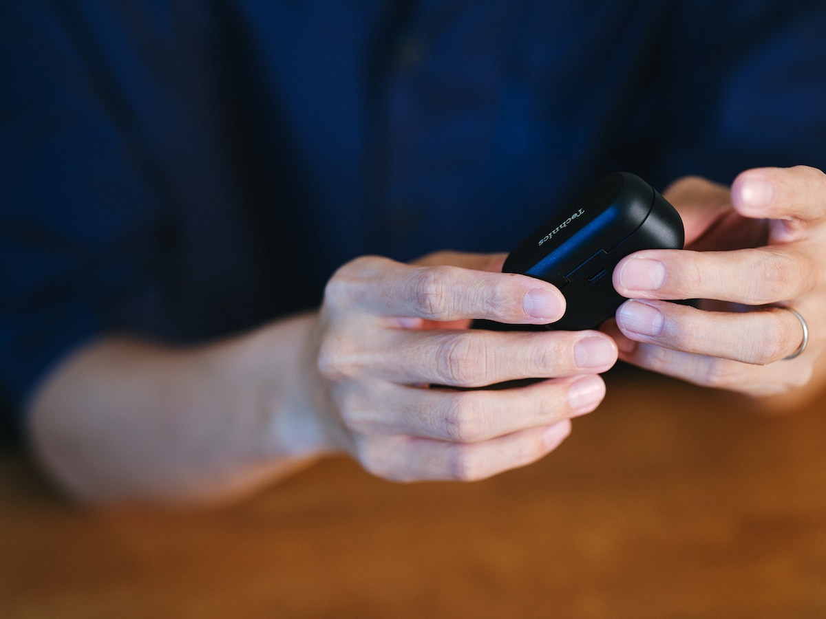 「EAH-AZ80」（ブラック）