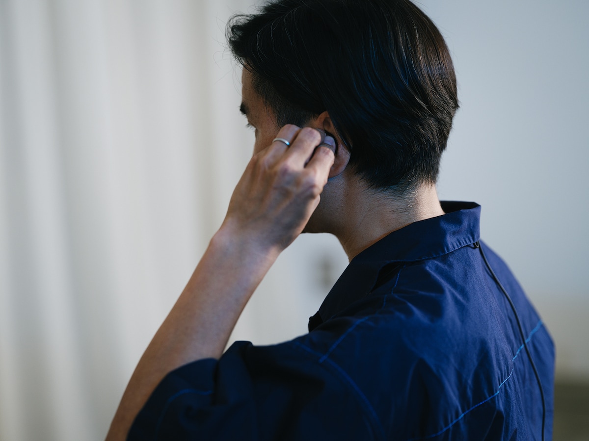 「EAH-AZ80」で音楽を楽しむ佐藤征史（B）。