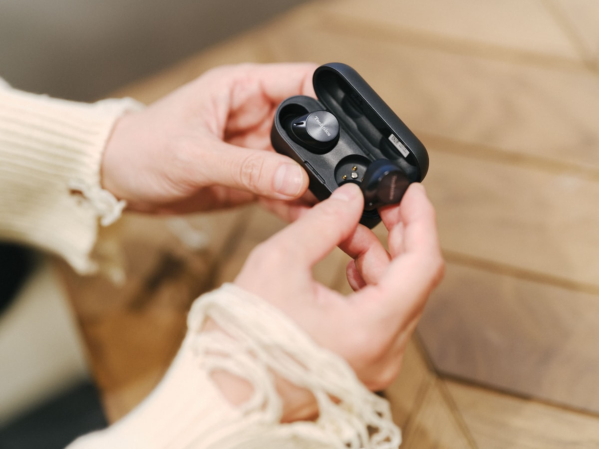 「EAH-AZ60」を手にするKREVA。