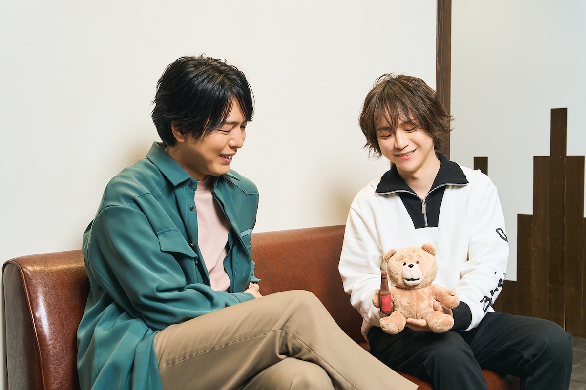 テッドのぬいぐるみを愛でる神谷浩史（左）と河西健吾（右）。