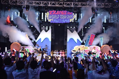 セットの富士山から姿を表すでんぱ組.inc。（撮影：音楽ナタリー編集部）