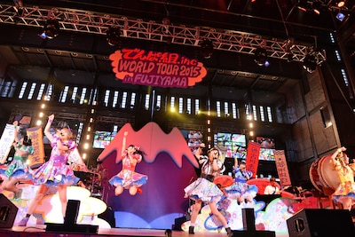 「でんぱ組.inc WORLD TOUR 2015 in FUJIYAMA」の様子。（撮影：音楽ナタリー編集部）